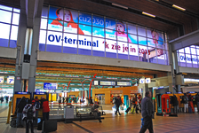 900028 Gezicht in de Stationshal te Utrecht, met de aankondiging voor de werkzaamheden ten behoeve van de vernieuwing ...